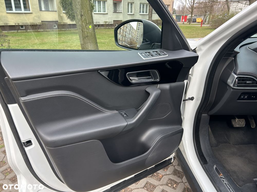 Jaguar F-Pace 2.0 i4D AWD R-Sport - 35