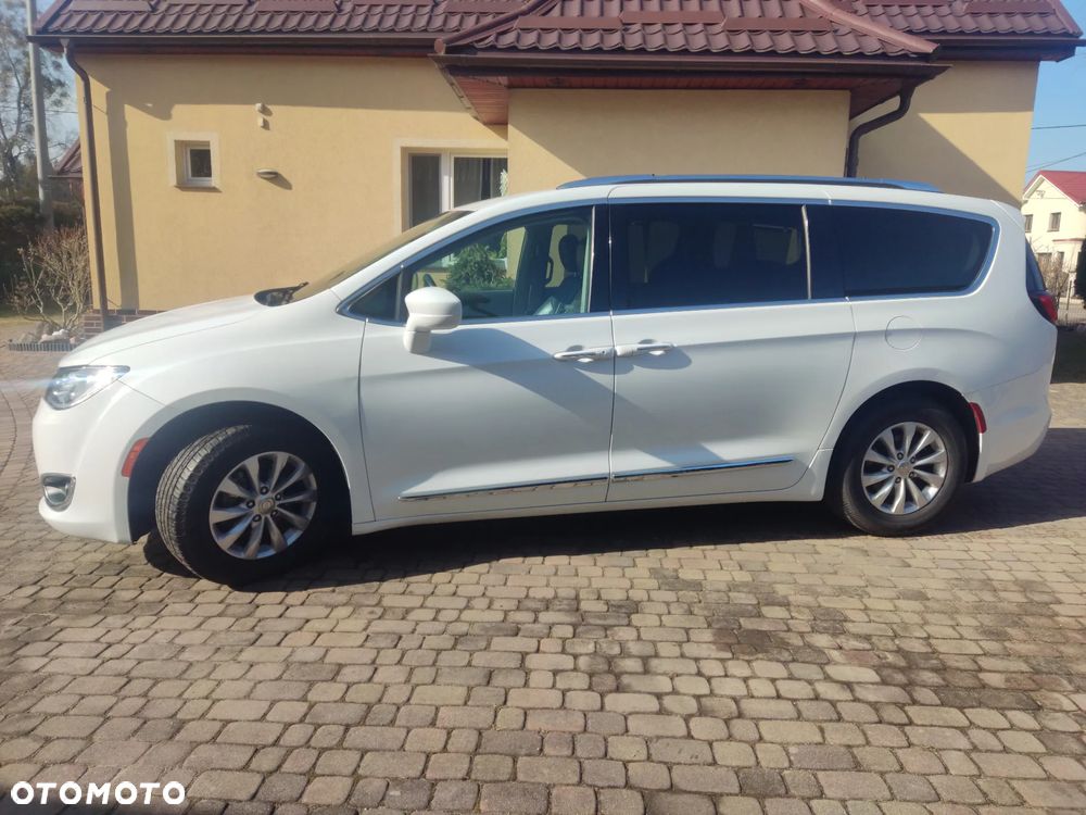 Chrysler Pacifica - 16