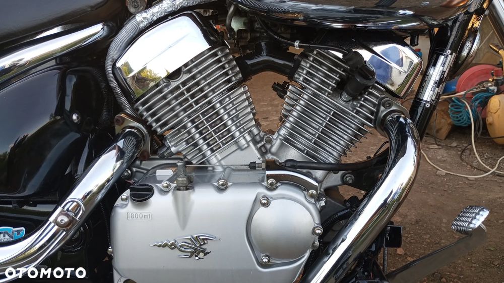 Suzuki Intruder - 13