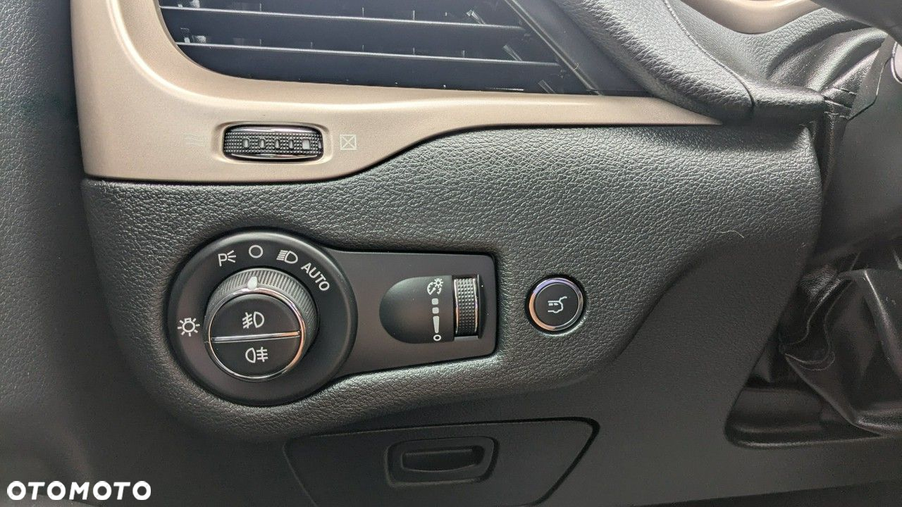 Jeep Cherokee - 29