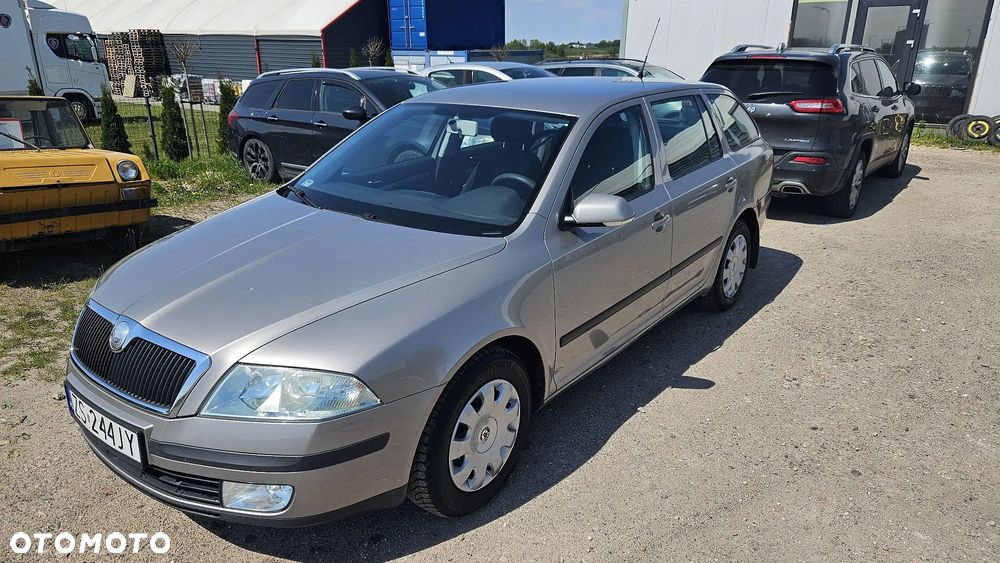 Skoda Octavia 1.6 FSI Ambiente - 1