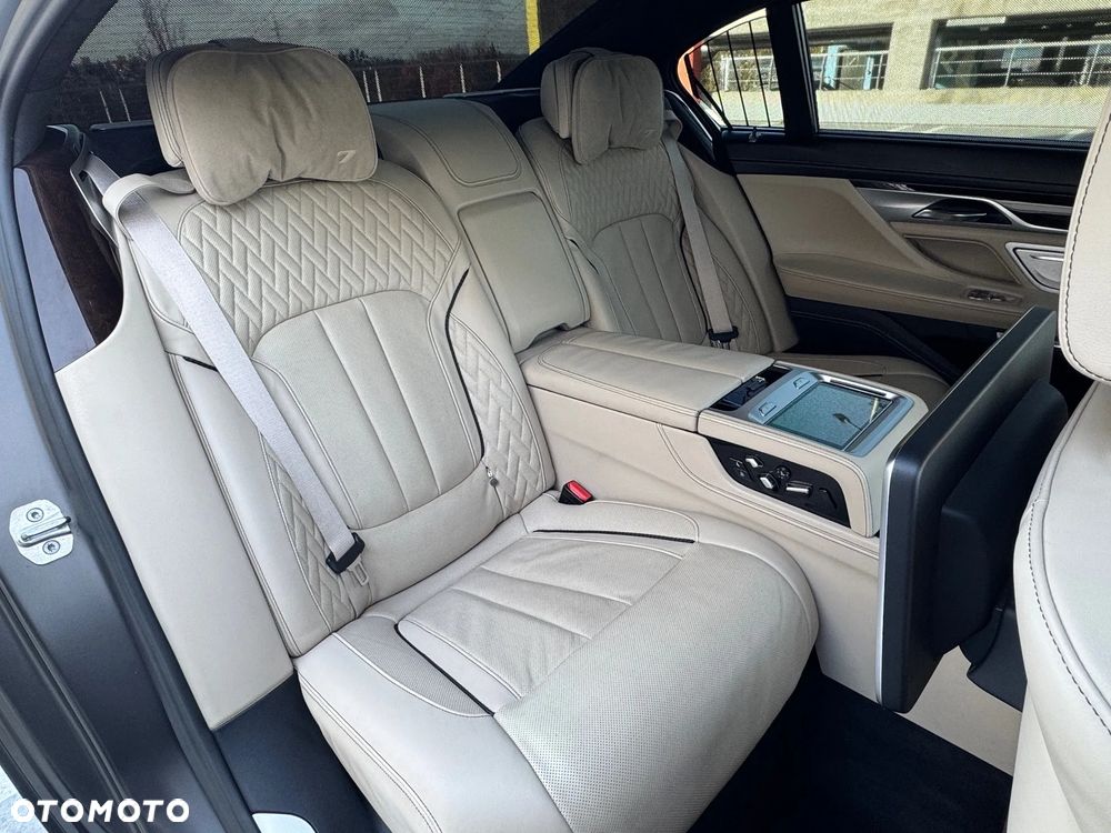 BMW Seria 7 M760Li xDrive - 33