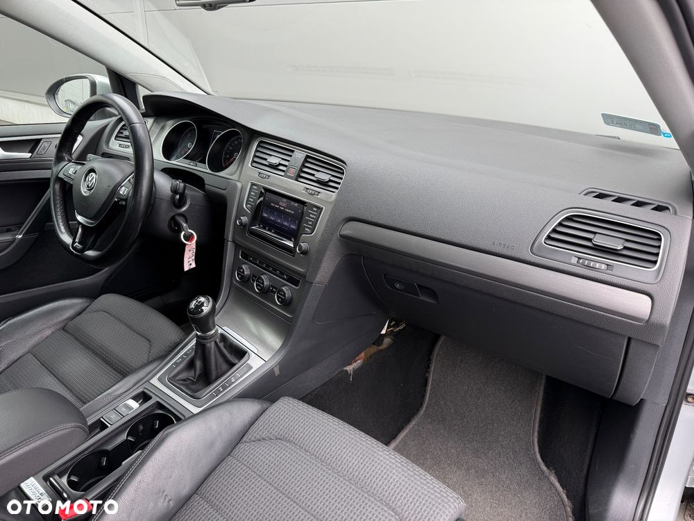 Volkswagen Golf - 28