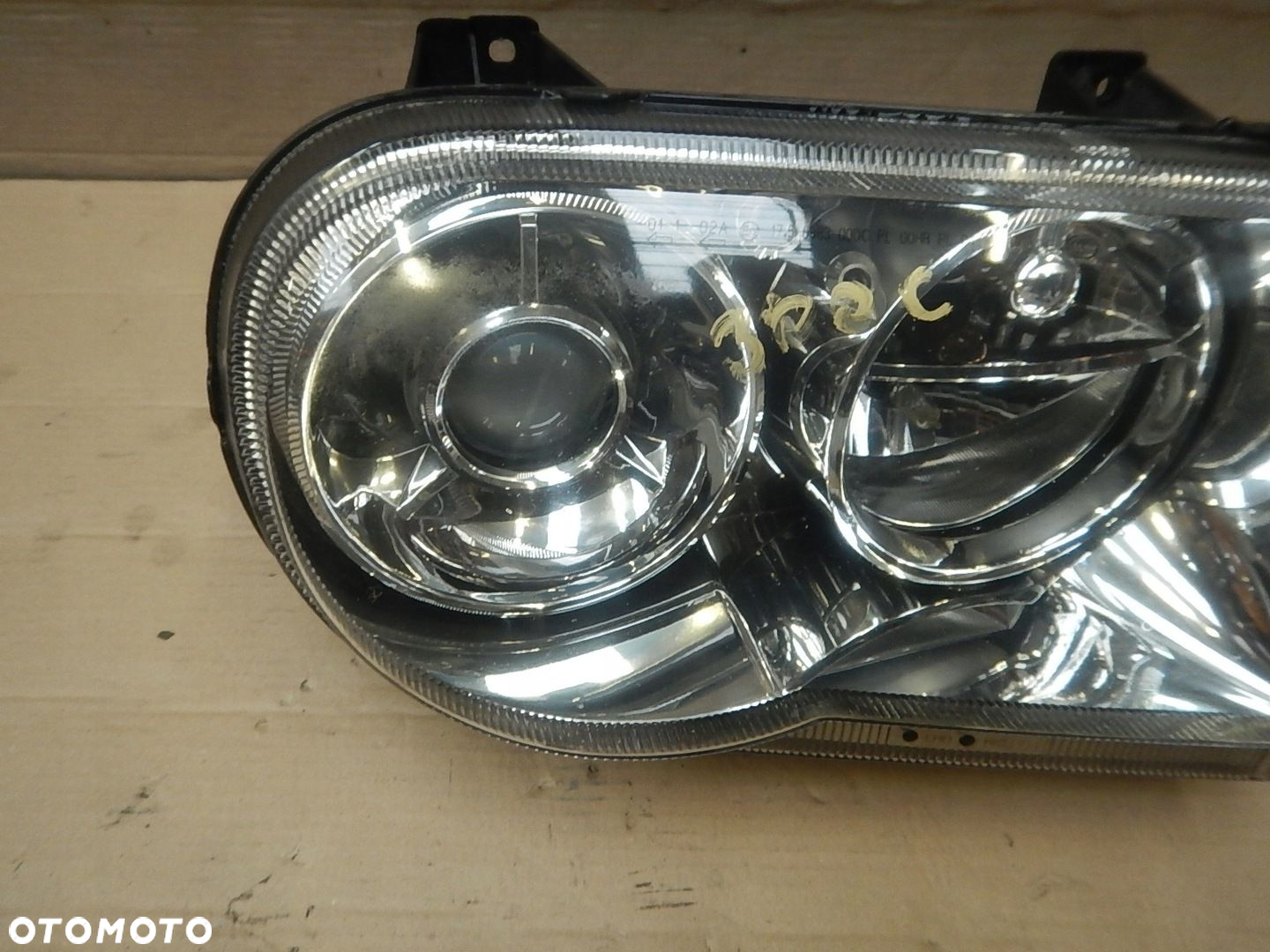 LAMPA PRZOD PRAWA CHRYSLER 300C XENON KPL - 3