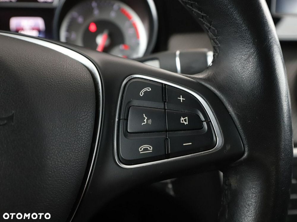 Mercedes-Benz GLA 200 7G-DCT - 29