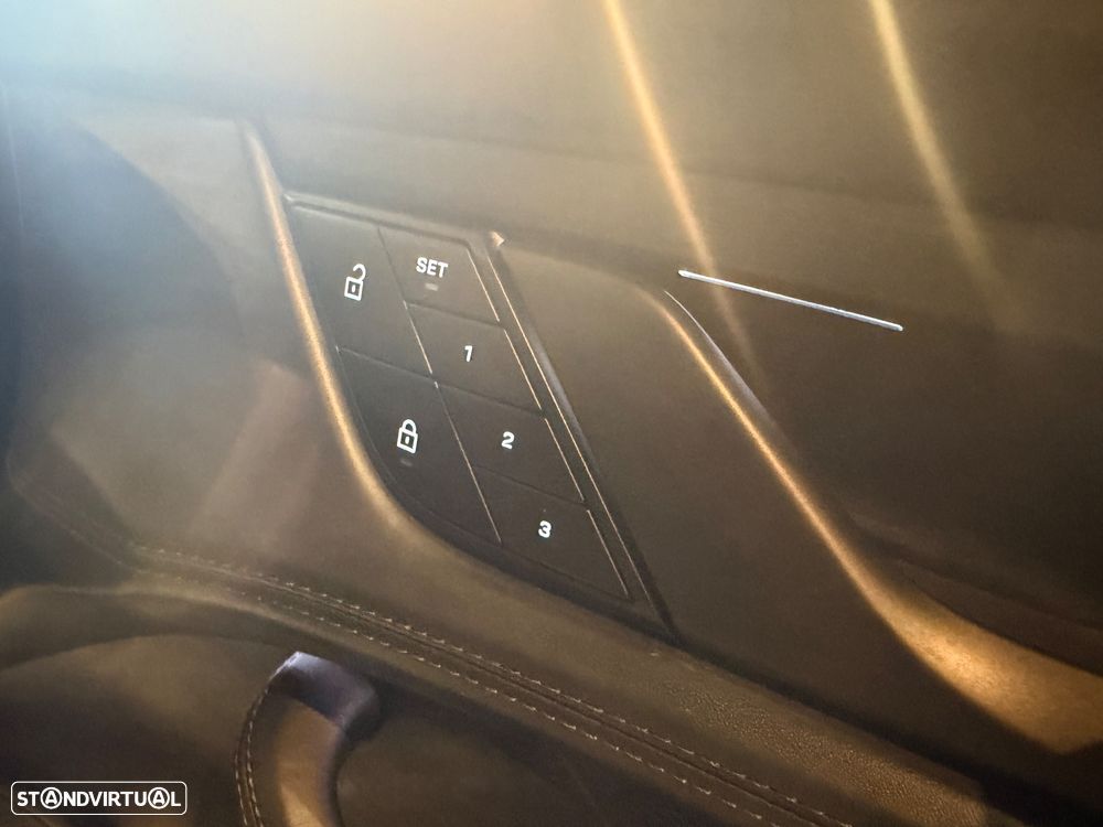 Porsche Taycan Cross Turismo 4S - 43