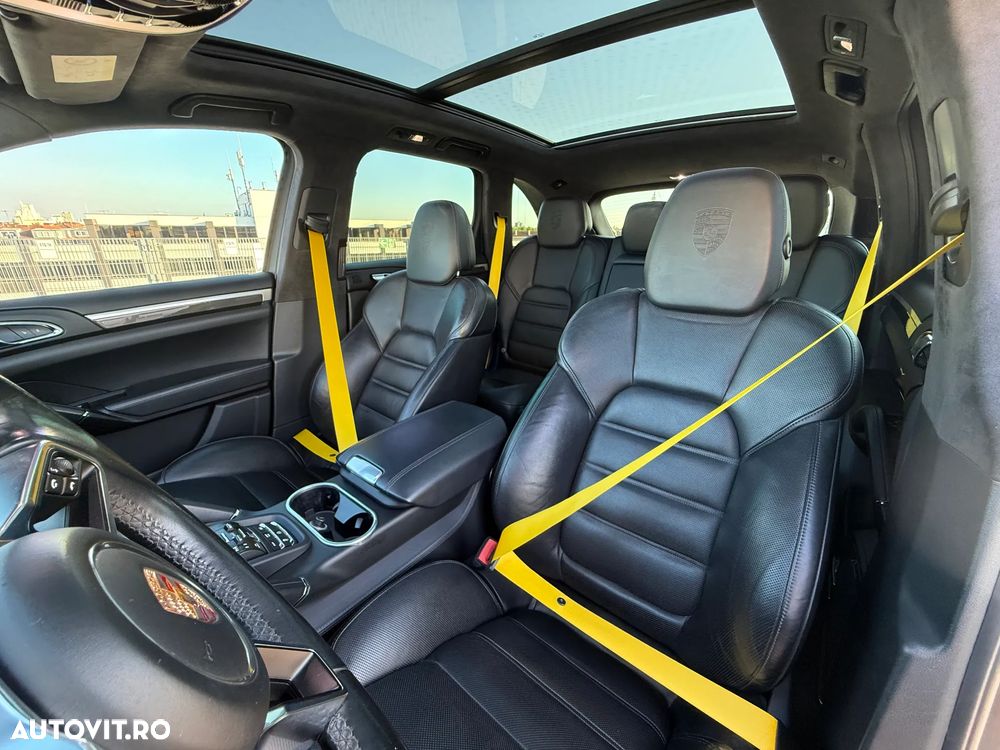 Porsche Cayenne 4.8 L Turbo - 12