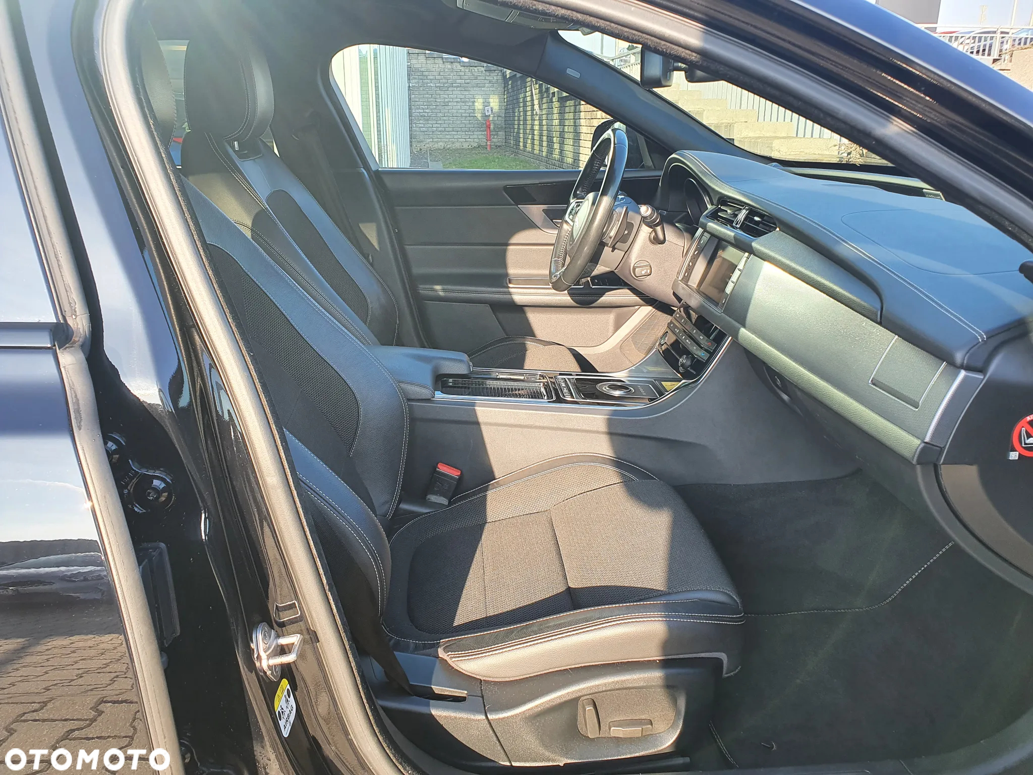 Jaguar XF 2.0 i4D R-Sport - 21