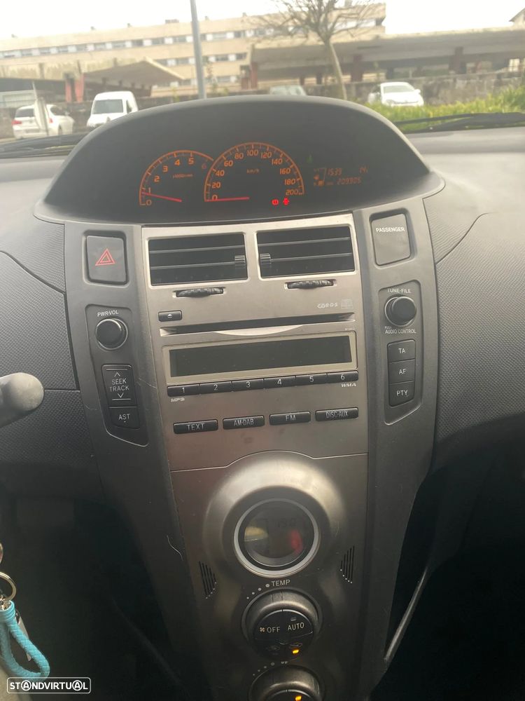 Toyota Yaris 1.4 D-4D AC Manual - 11