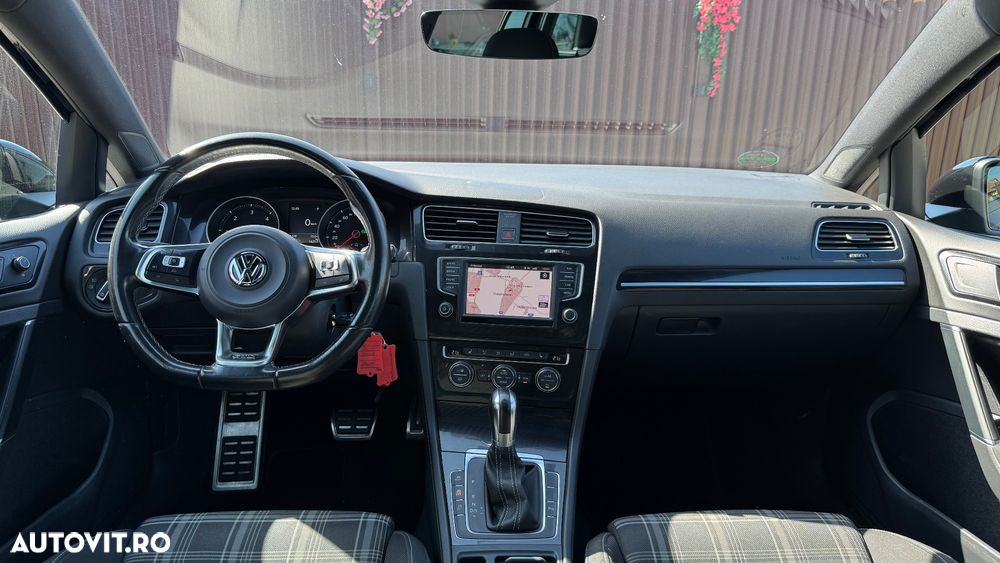 Volkswagen Golf - 10