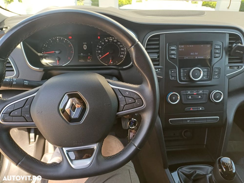 Renault Megane TCE 140 Equilibre - 11