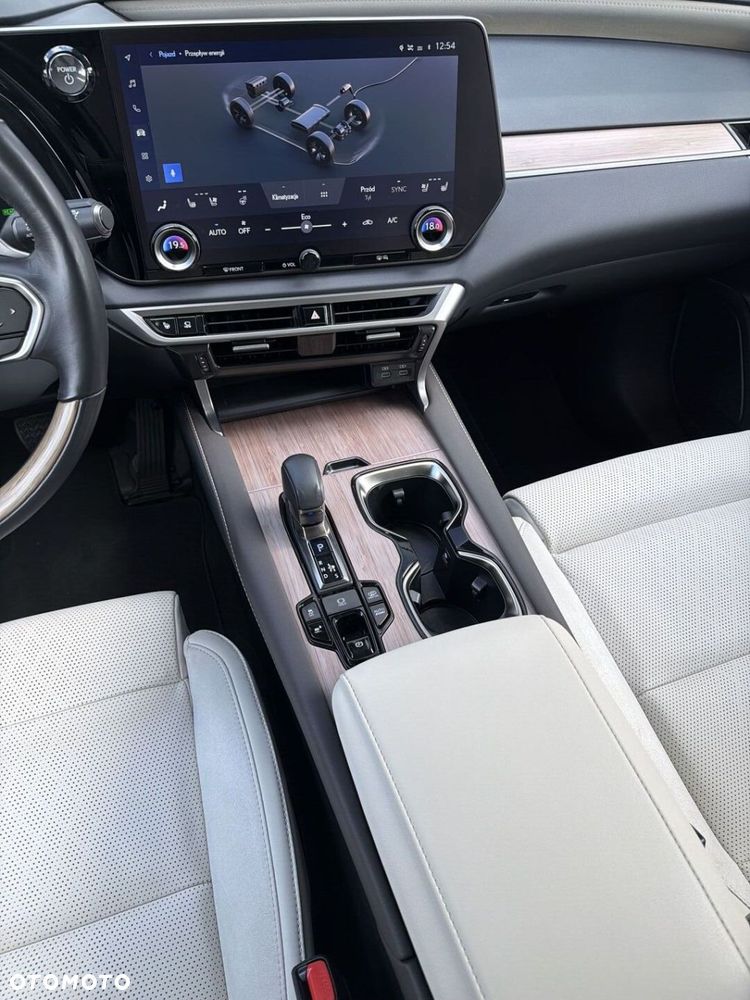 Lexus RX 450h+ Omotenashi - 17