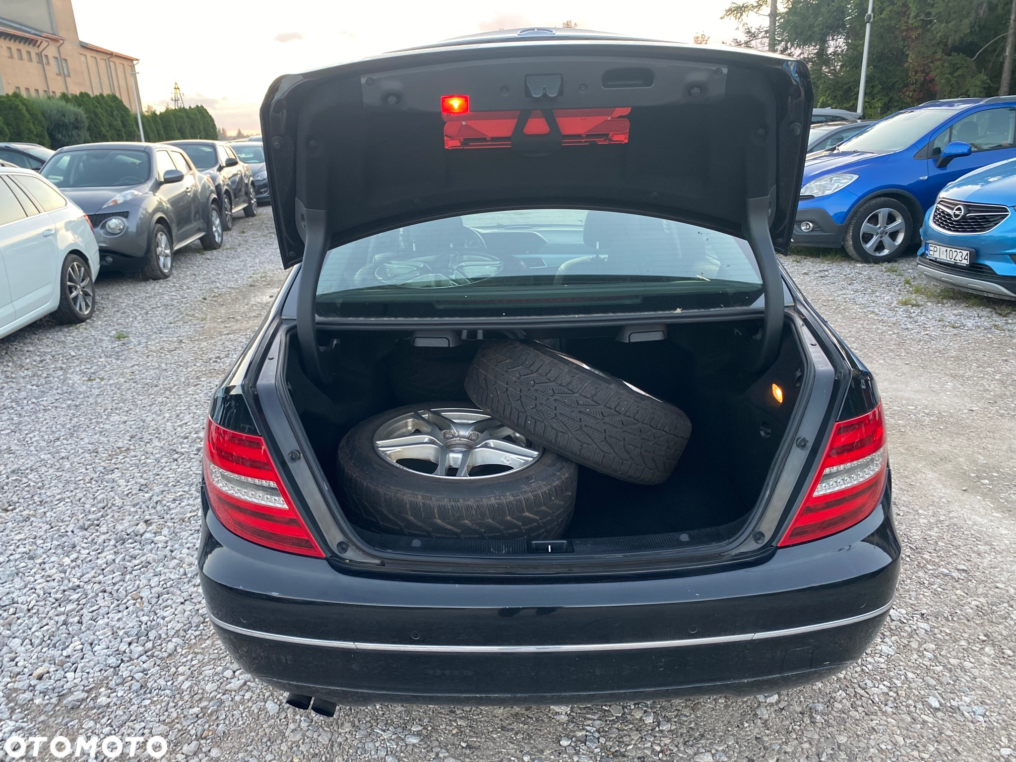 Mercedes-Benz Klasa C 180 CGI Automatik BlueEFFICIENCY Avantgarde - 32