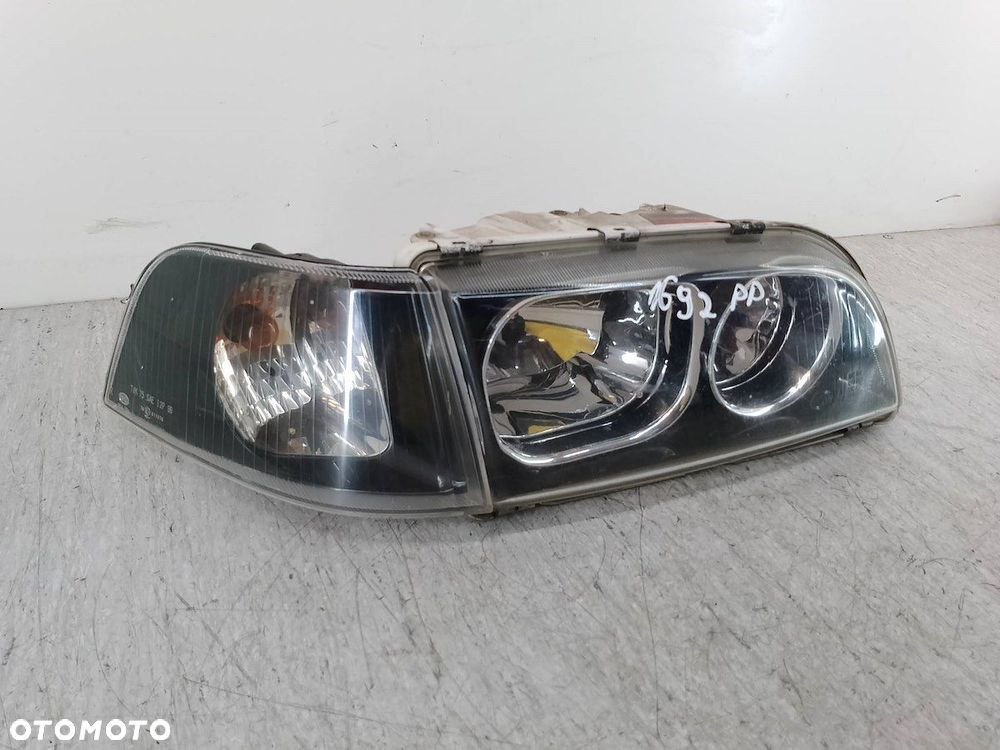 LAMPA PRZÓD PRAWA VOLVO V40 ( 95-04 ) 1AG247002-02  30899879 - 10