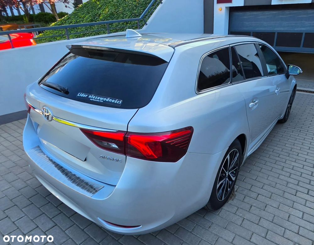 Toyota Avensis 1.8 Premium MS - 9