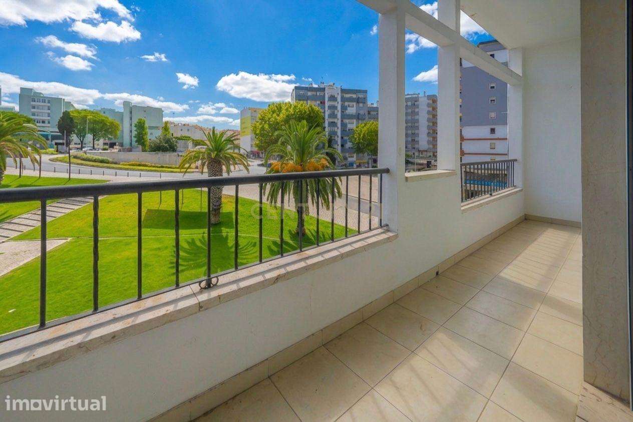 Apartamento T2 totalmente remodelado junto ao Hospital de São Bernardo - Grande imagem: 2/42