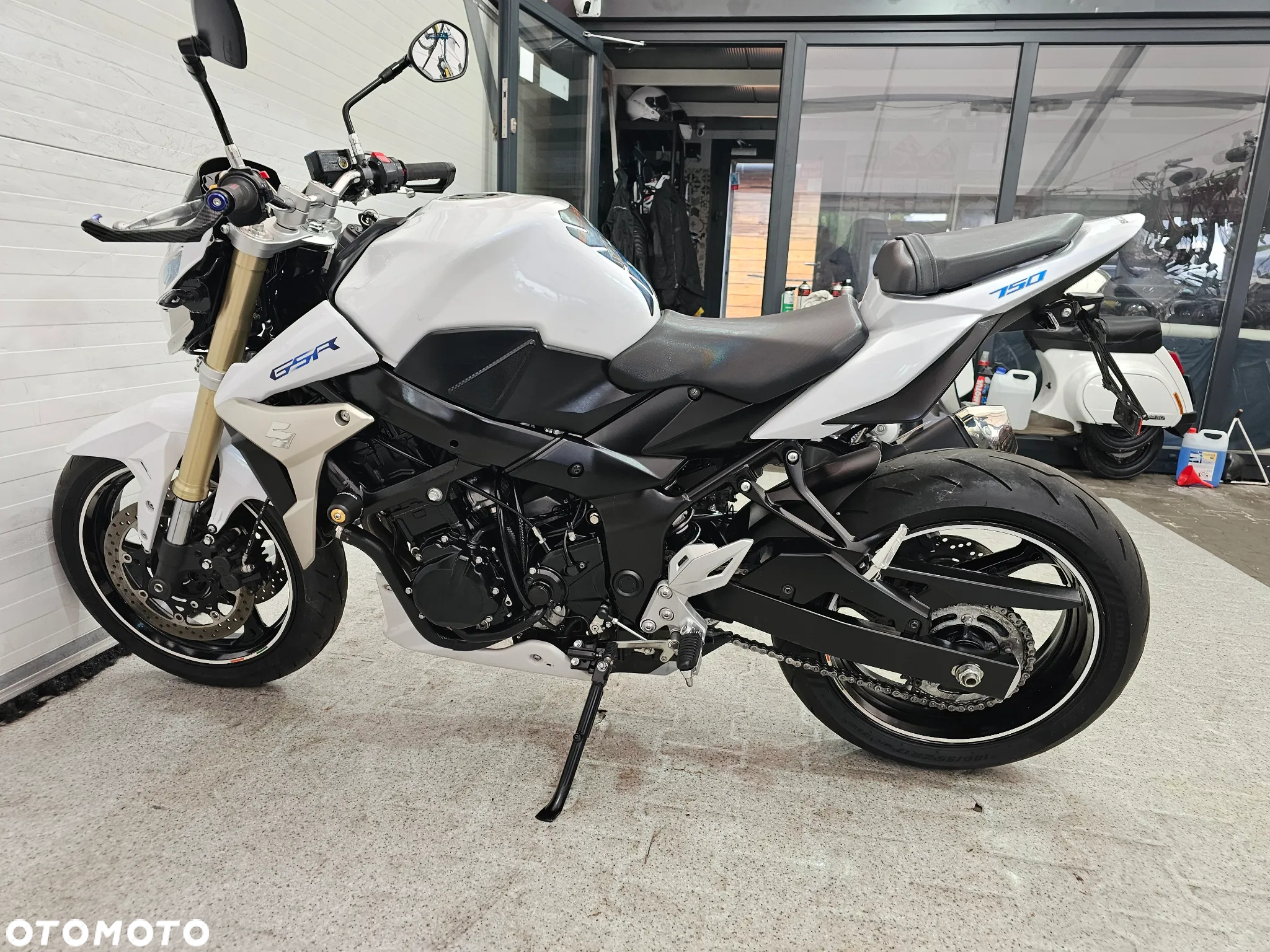 Suzuki GSR - 24
