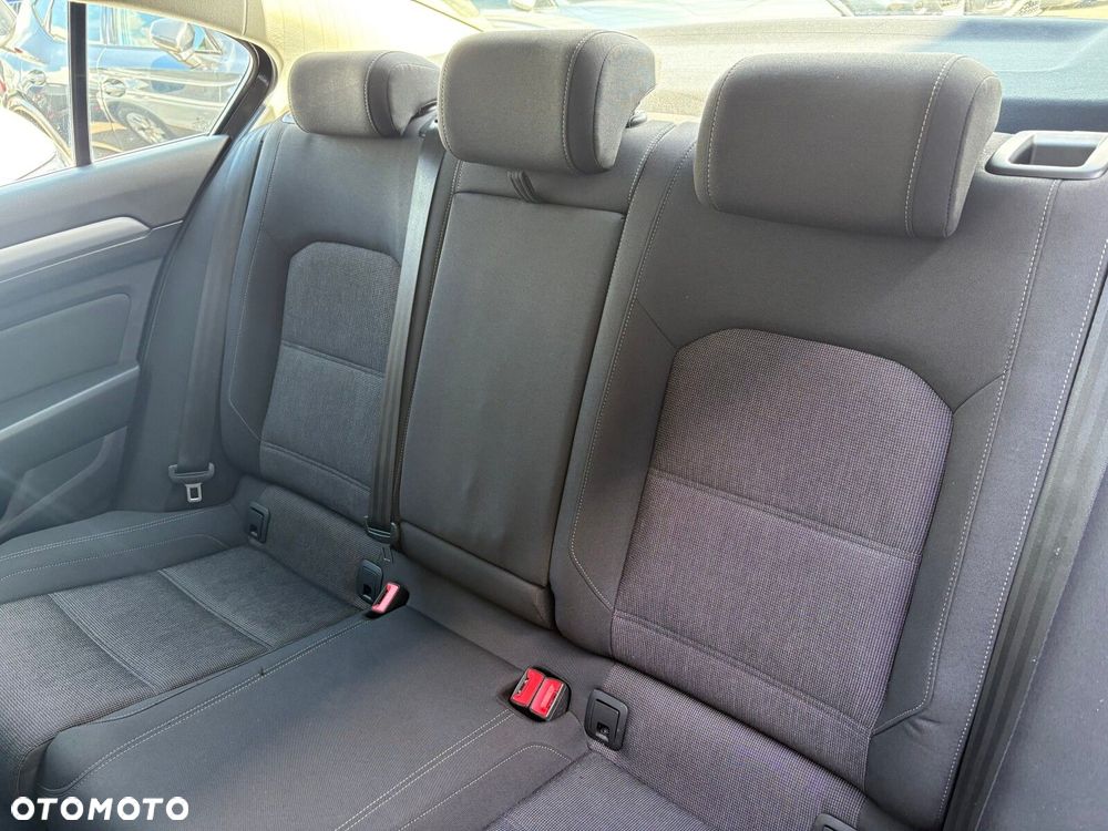 Volkswagen Passat - 13