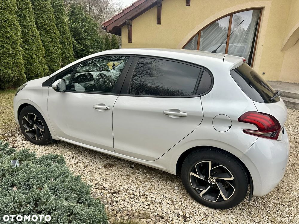 Peugeot 208 1.2 PureTech Allure - 8
