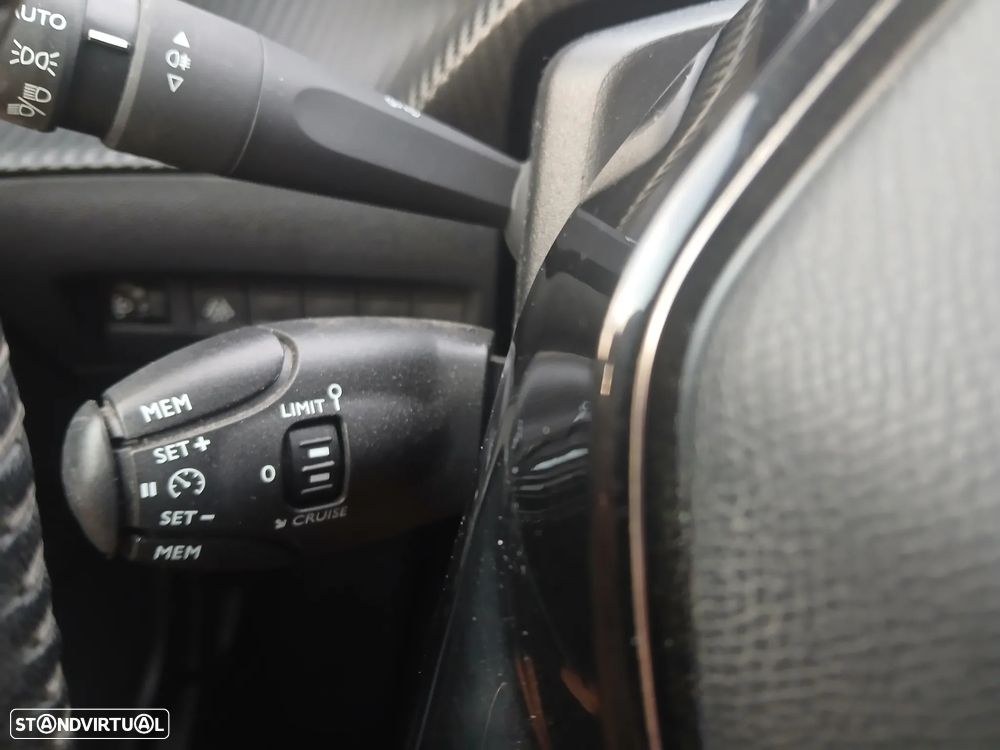 Peugeot 2008 1.2 PureTech Allure - 33