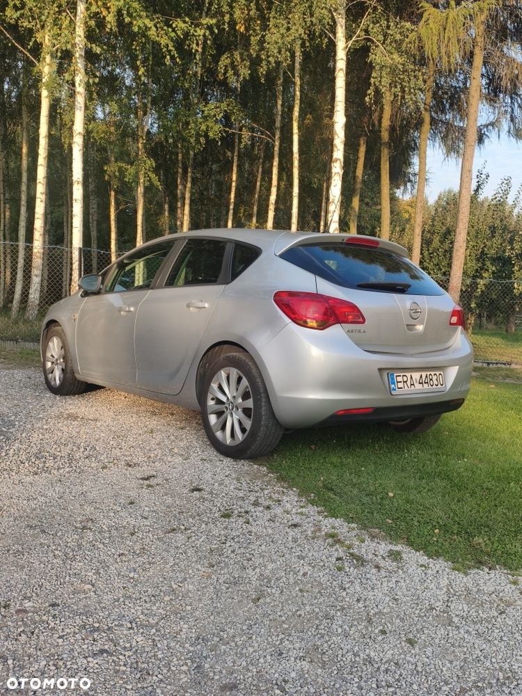 Opel Astra 2012 photo 3