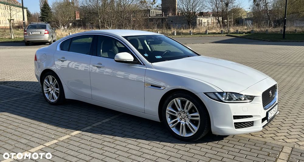 Jaguar XE 2.0 D Portfolio - 7