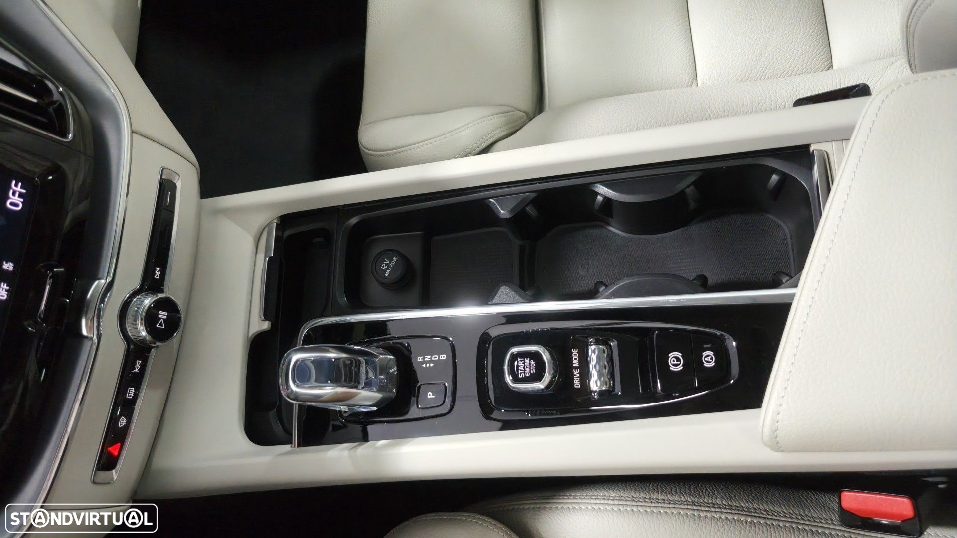 Volvo XC 60 2.0 T8 PHEV Momentum Plus AWD - 37