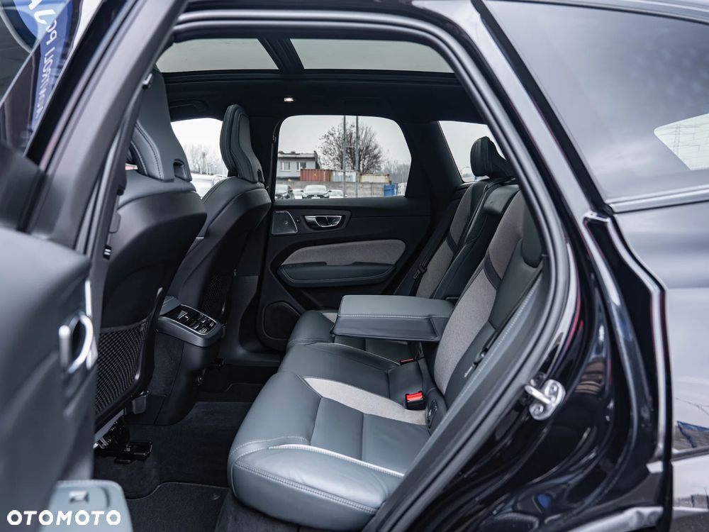 Volvo XC 60 B4 D AWD Plus Dark - 28