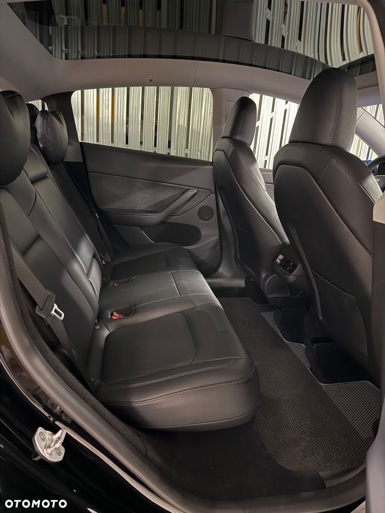 Tesla Model Y Long Range AWD - 9