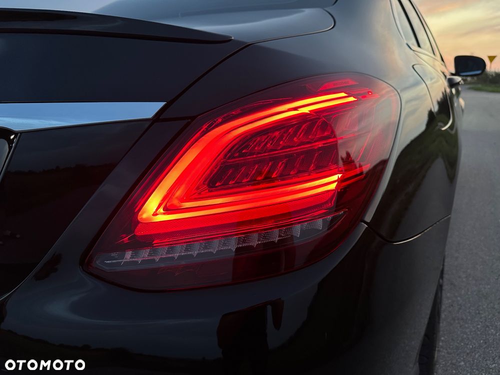 Mercedes-Benz Klasa C 300 T 9G-TRONIC AMG Line - 17