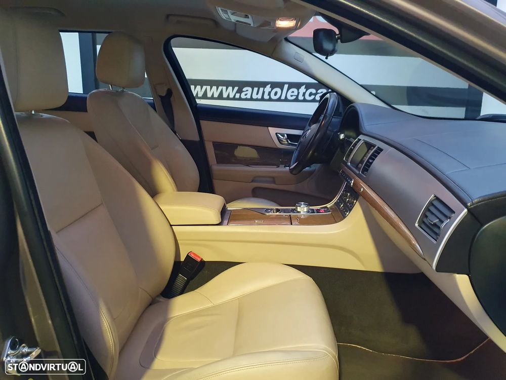 Jaguar XF Sportbrake 2.2 D Premium Luxury - 4