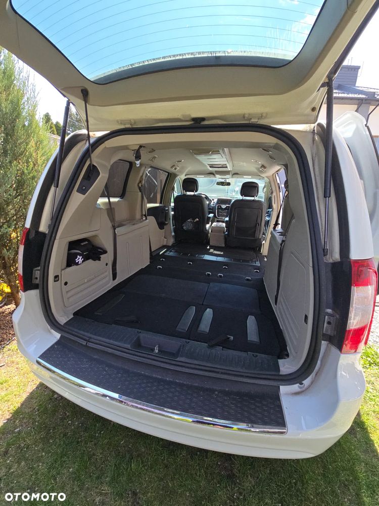 Chrysler Town & Country - 7