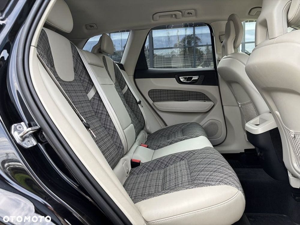 Volvo XC 60 T5 AWD Momentum Pro - 23