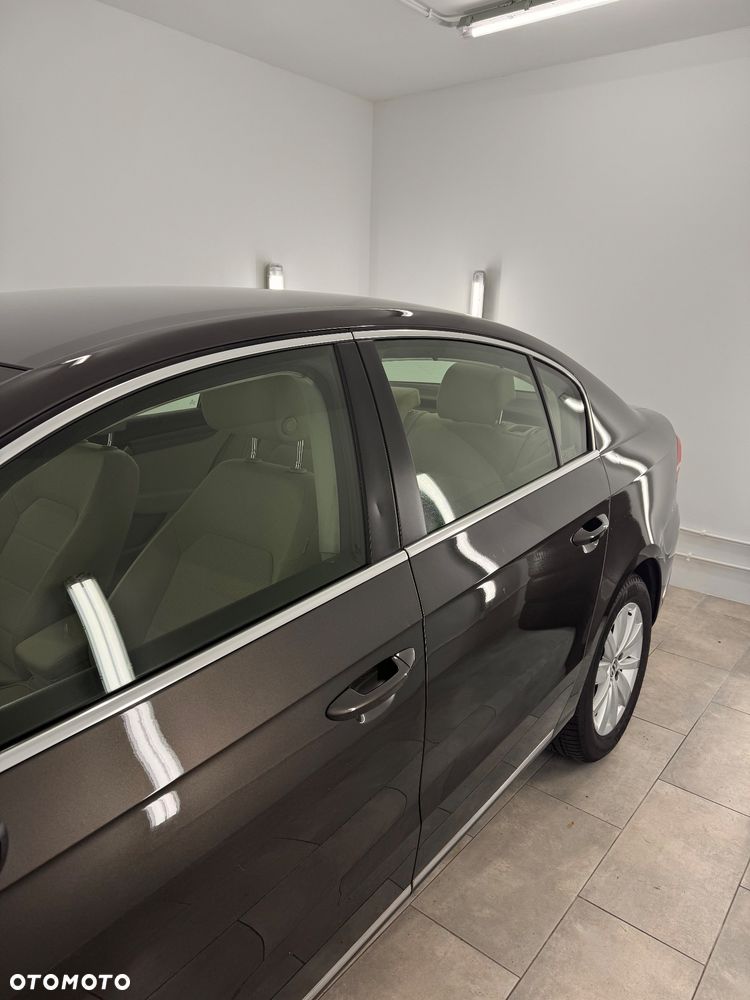 Volkswagen Passat - 4