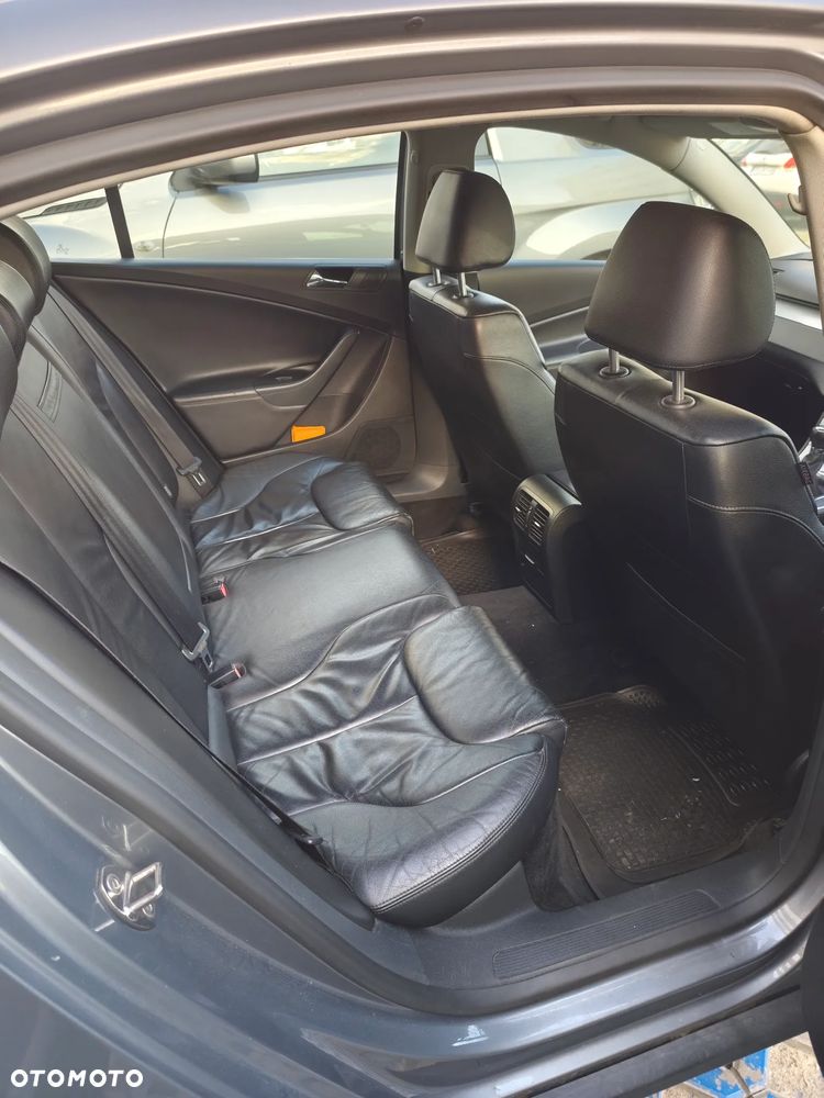 Volkswagen Passat - 1