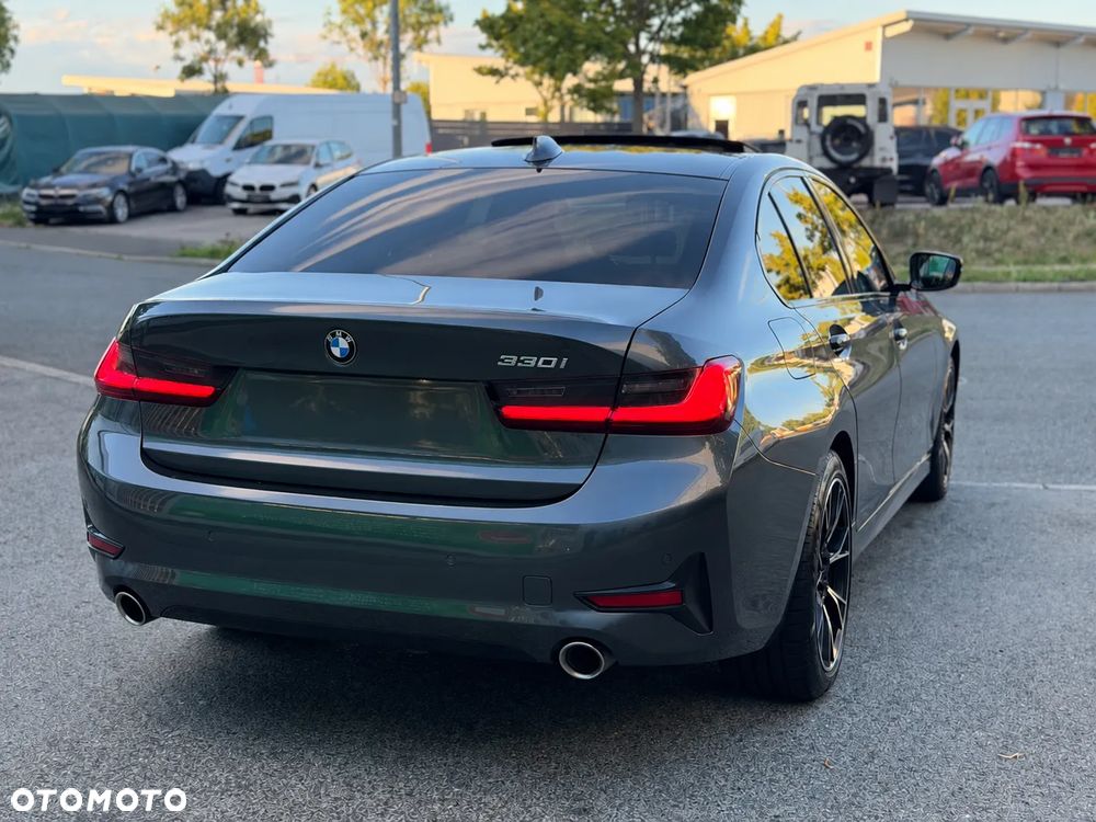 BMW Seria 3 330i Sport Line - 9