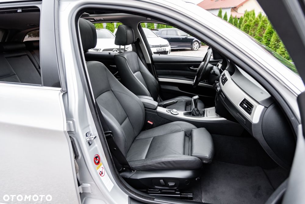 BMW Seria 3 330xi - 25