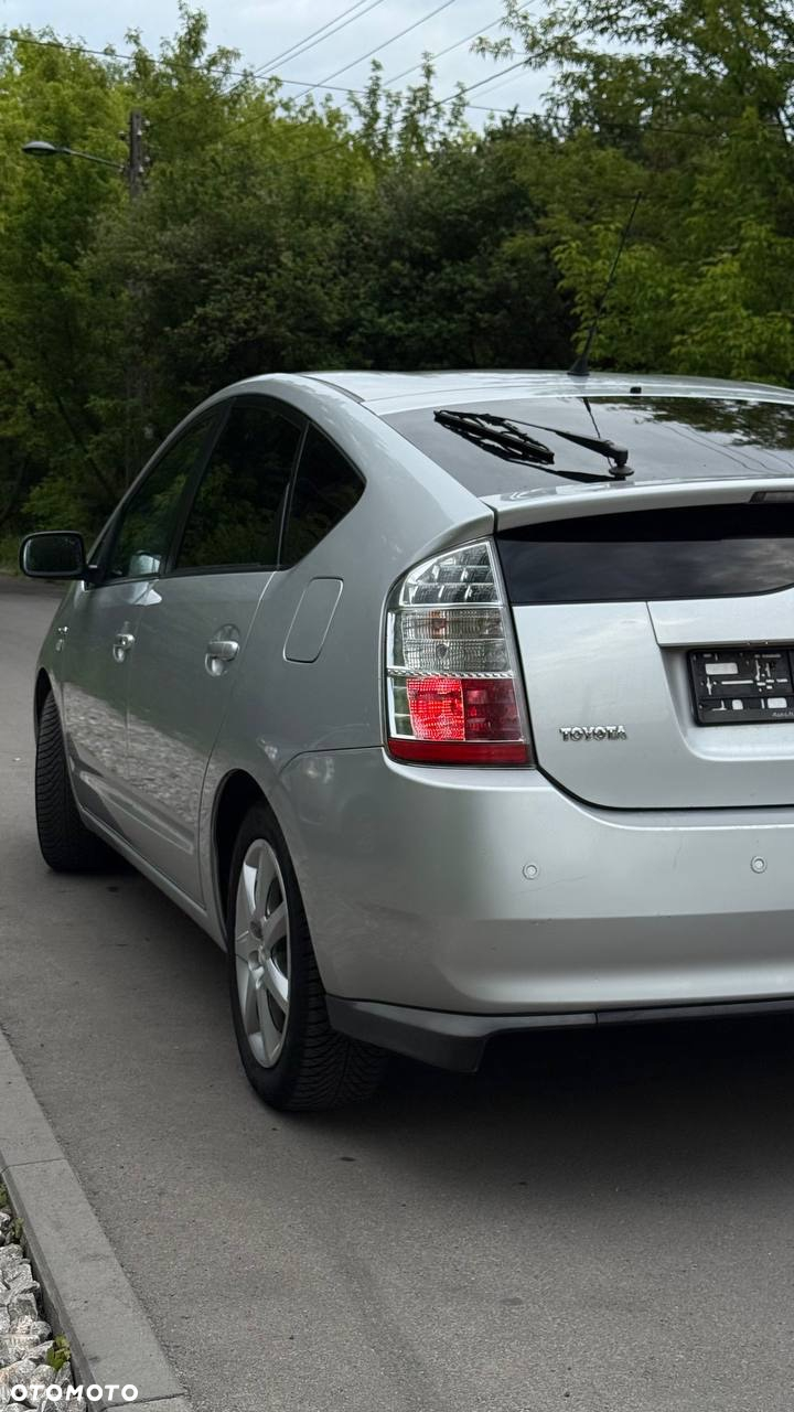 Toyota Prius (Hybrid) Sol - 4