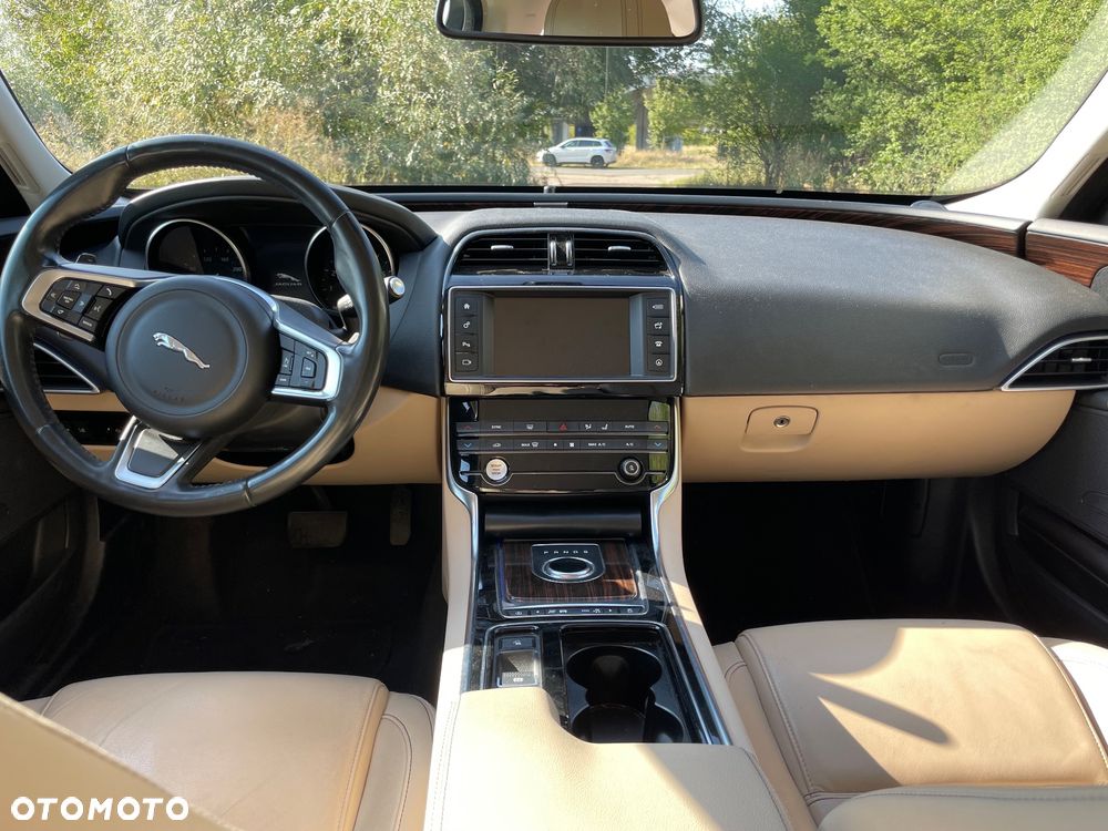 Jaguar XE 2.0 T Prestige - 13