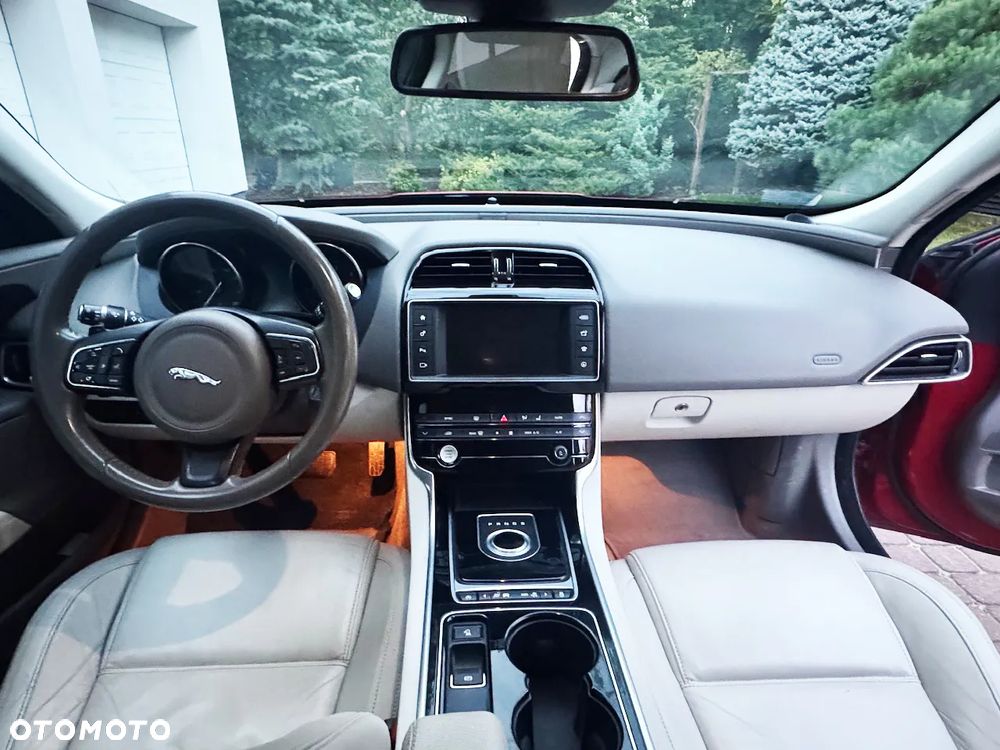 Jaguar XE 2.0 D Prestige - 10