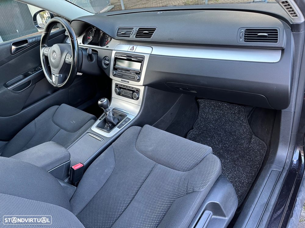VW Passat 1.6 TDI Confortline - 19