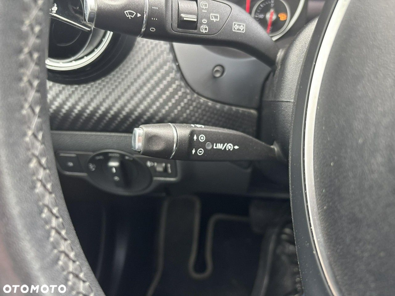 Mercedes-Benz GLA 180 7G-DCT - 23