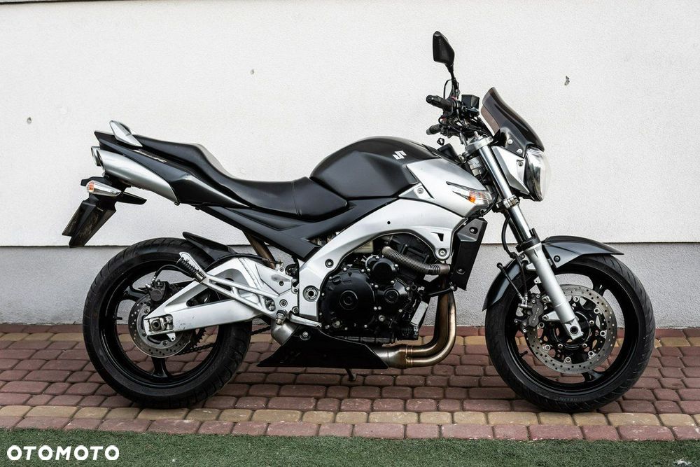 Suzuki GSR - 2