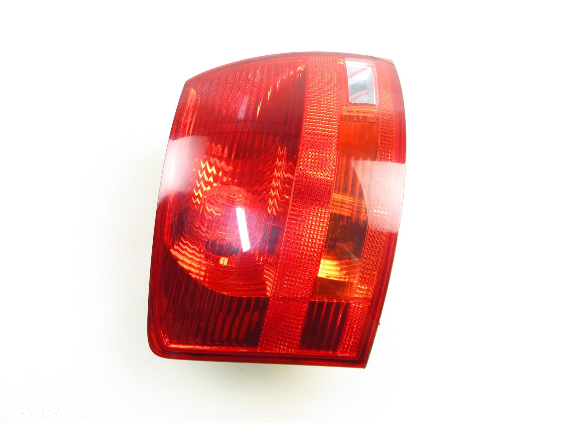 LAMPA LEWA TYLNA AUDI A4 B7 Avant 8E9945095C - 2