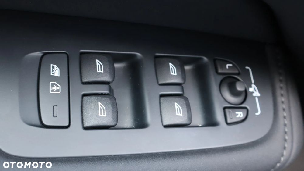 Volvo XC 60 B5 B AWD Ultra Dark - 18