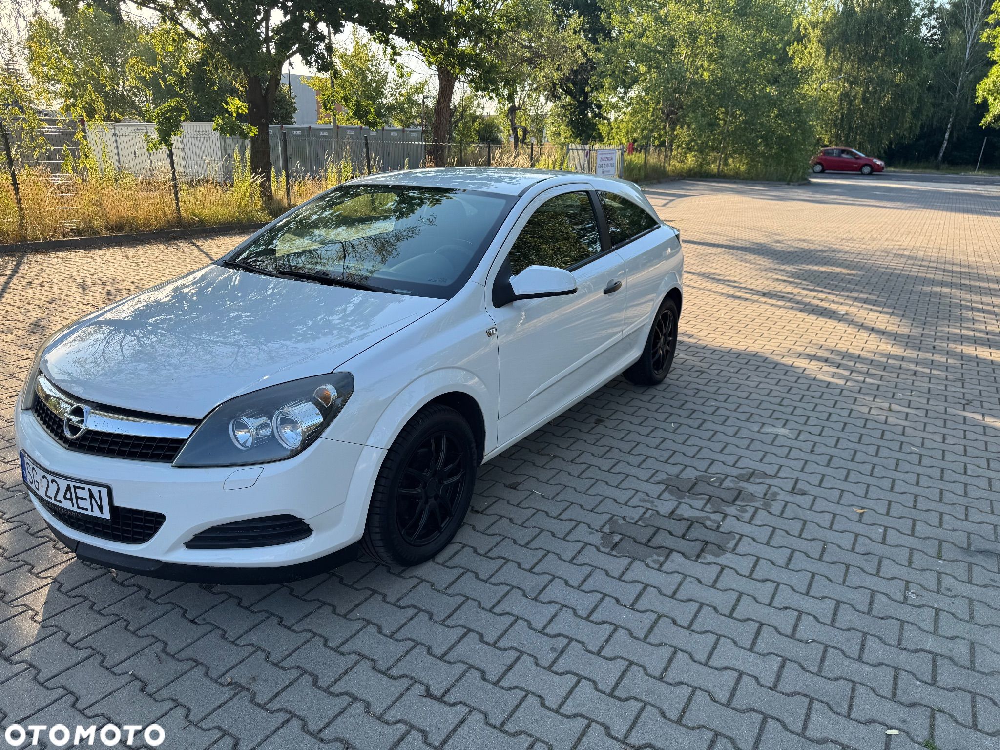Opel Astra GTC 1.6 Black&White - 1