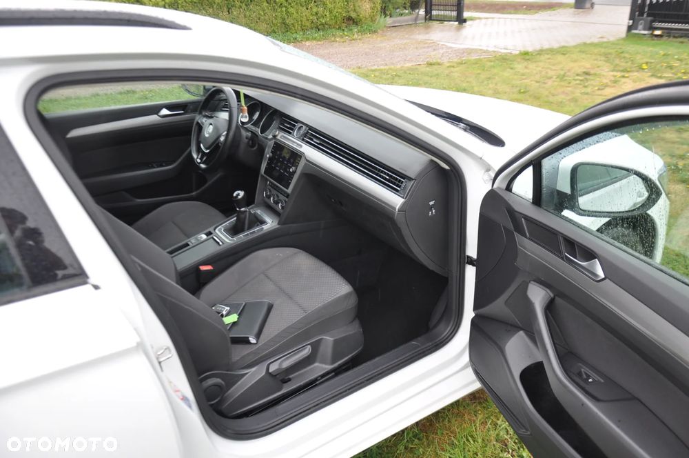 Volkswagen Passat 2.0 TDI SCR Comfortline - 26