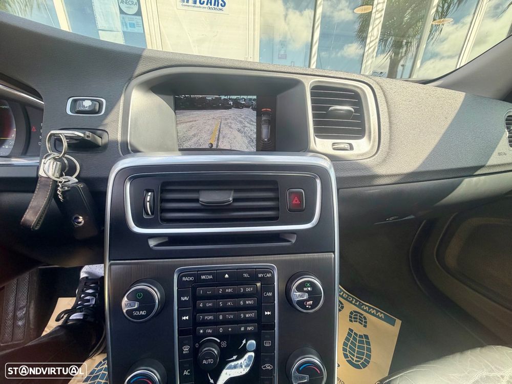 Volvo V60 2.4 D6 Momentum AWD Phev - 17