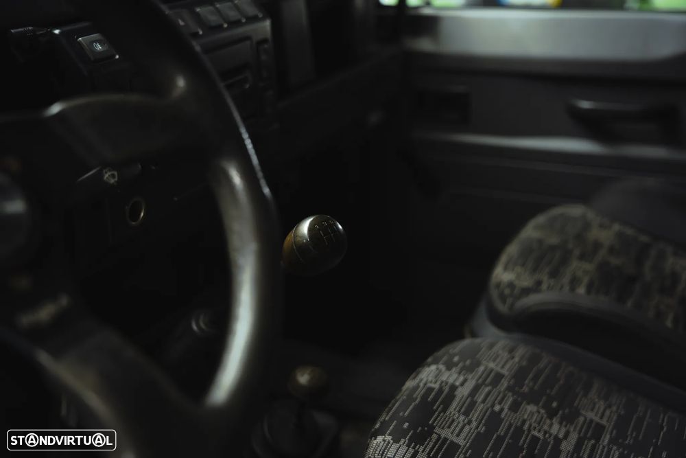 Land Rover Defender 90 2.5 TD5 Metal Top - 16