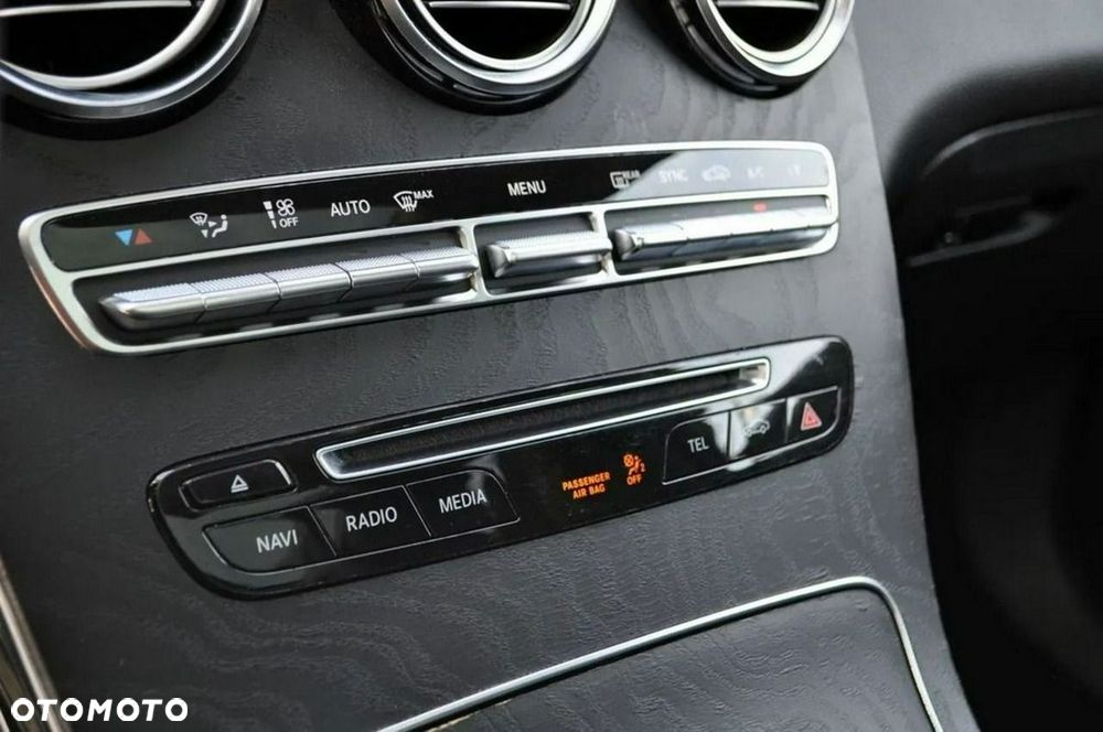 Mercedes-Benz GLC 250 4Matic 9G-TRONIC AMG Line - 25